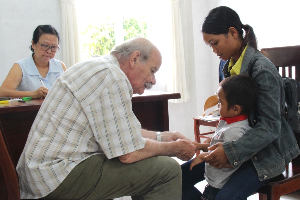 Tổ chức chương trình khám sàng lọc miễn phí dị tật vận động cho trẻ em 